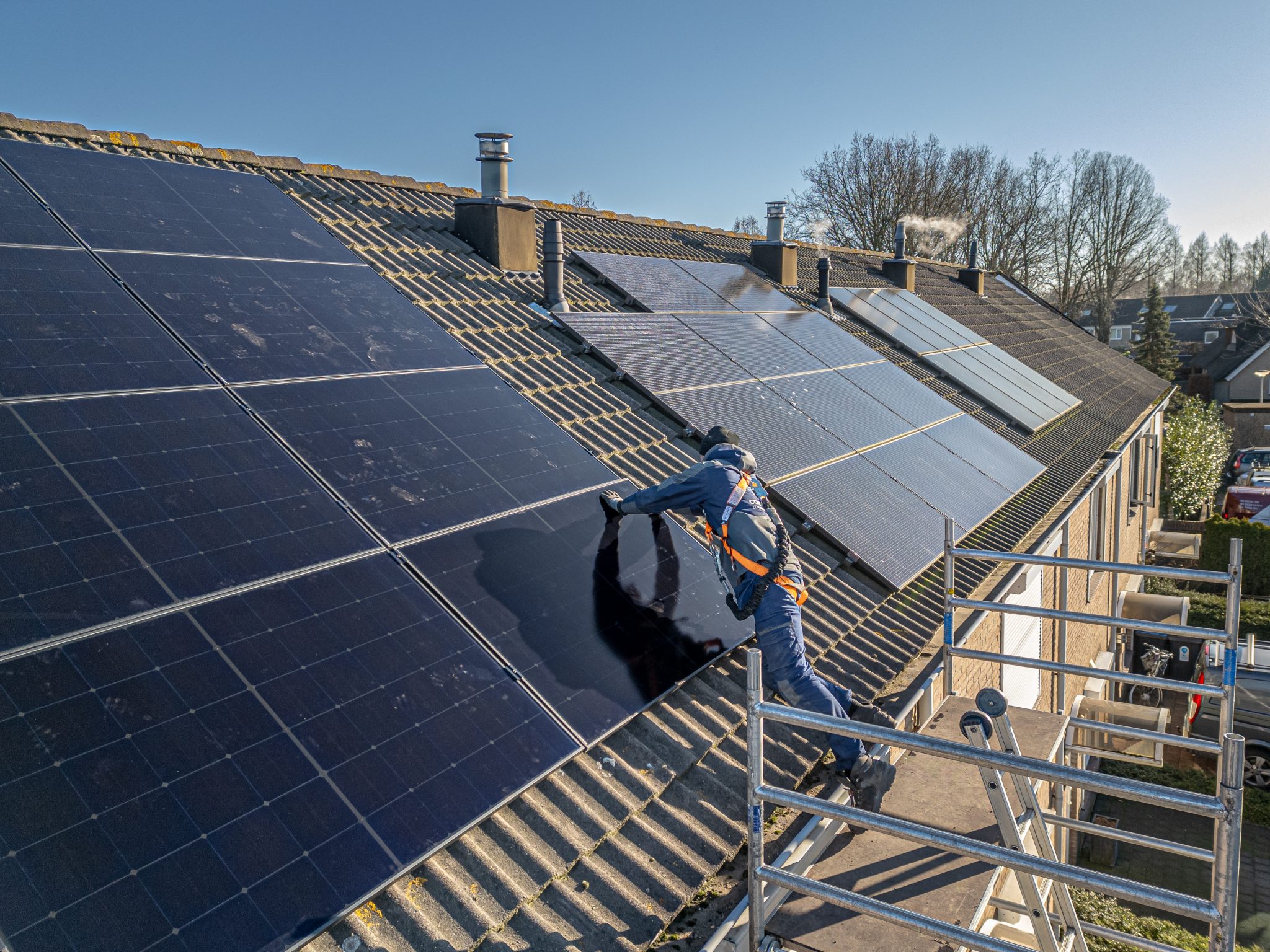 Plaatsing van zonnepanelen op het dak door Coppens