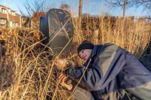 Foto van medewerker van Coppens Energie die een laadpaal installeert