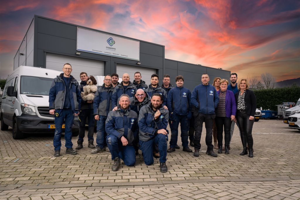 Coppens teamfoto met ondergaande zon